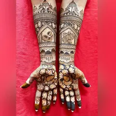 This bridal mehendi is elegant and traditional, featuring peacocks, dhol, kalash, and jhumkas. It's a perfect example of how classic motifs can create a stunning bridal look.