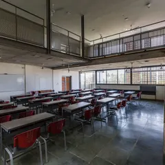 A double-height studio classroom at VIT. The mezzanine level provides additional workspace and allows for visual connection and observation, encouraging peer-to-peer learning.