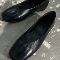 The first sample of a new minimalist ballet flat in black leather. I'm focusing on a clean, seamless look with a modern square toe. This is where it all begins, with an idea and a perfectly crafted prototype.