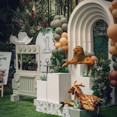 Another angle of the stylish safari birthday. The setup includes a custom jeep photo prop and tiered plinths, creating a dynamic and interactive space for guests.