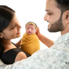 The look between new parents as they hold their baby is priceless. My lifestyle approach to family photos captures these candid, unscripted moments of connection.