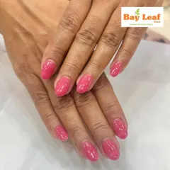 Elegance in simplicity. These beautiful oval-shaped nail extensions are coated in a lovely, glossy pink gel polish, perfect for a clean and sophisticated look.