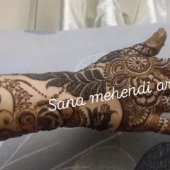 This Arabic bail design covers one side of the hand and arm with bold, flowing patterns. It's a popular choice for guests at weddings or for smaller festive gatherings.