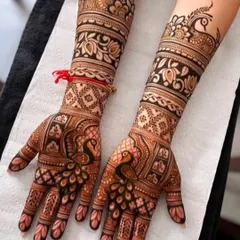 This design showcases beautiful peacock figures on the palms and wrist, combined with floral bands and geometric patterns for a balanced and traditional bridal look.