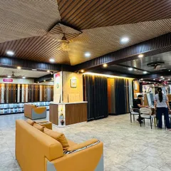We invite you to visit us and transform your space. This view shows our comfortable consultation area, where we can discuss your ideas surrounded by hundreds of design possibilities.