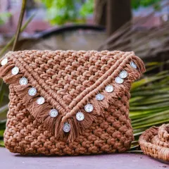 This tan macrame clutch is giving me major vintage vibes with its coin embellishments. 🍂 It's a beautiful, earthy piece that works for both day and evening looks. The detachable strap means you can wear it as a shoulder bag or carry it as a stylish clutch.