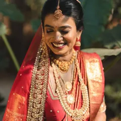 The pure joy of a bride on her wedding day. For this classic South Indian look, I focused on creating a radiant, long-lasting base that glowed in the natural light, paired with a bold lip that perfectly complemented her beautiful red saree.