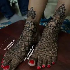 This striking geometric design for the feet uses bold lines and negative space to create a modern yet traditional look.