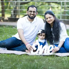 The first birthday is a celebration for the whole family. I love creating relaxed family portraits like this one, where the focus is on the connection and happiness you share. This is more than a photo; it's your family's story.