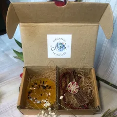 My Rustic Rakhi Gift Box, up close and personal. It contains my best-selling Turloe soap and a gorgeous handmade Rakhi, nestled in an eco-friendly box. A perfect, chemical-free gift for your sibling.