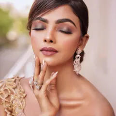 For a glamorous evening event, a bold smokey eye and a perfectly defined nude lip create an unforgettable look. This is an example of the high-fashion, photoshoot-ready makeup I provide for receptions, cocktail parties, or any special occasion where you want to make a statement.