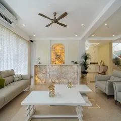 An open, flowing layout is key to modern luxury. In this living space, I used a backlit onyx bar and soft, neutral furnishings to create an atmosphere that is both grand and welcoming. The design focuses on seamless transitions and an abundance of natural light to make the home feel both functional and breathtaking.