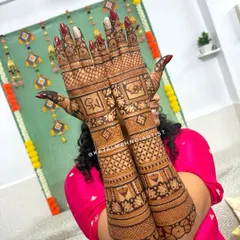 A slightly different angle of this gorgeous backhand henna, showing the detail and symmetry that covers the hands and arms.