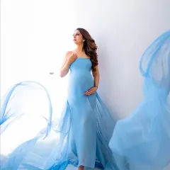 Let's have some fun with flowing fabrics. This dreamy maternity portrait uses a vibrant blue tossing fabric to create a sense of movement and magic, making you look and feel like a goddess.