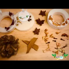 Experience the woody and spicy scents of the winter season with these aromatic wax tablets. Decorated with star anise, cloves, and cinnamon, they bring a cozy, warm fragrance to your closet.