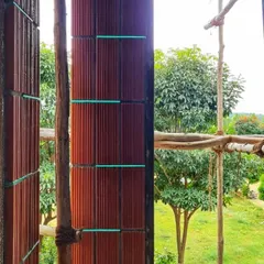 This image shows the detail of a break joint in a wall made of hollow clay blocks. This construction technique is not just about aesthetics; it ensures structural integrity while showcasing the clean, linear pattern of the sustainable material.