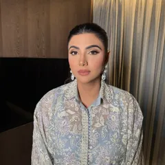 Elegance and grace in a simple, clean makeup look. The focus here is on flawless skin, subtly defined eyes, and a natural lip, paired with a sleek ponytail.