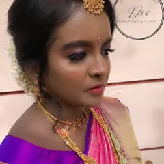 A close-up of this lovely Seemantha makeup. The soft purple and pink eyeshadow picks up the colours in her saree, and her skin has a beautiful, healthy glow.