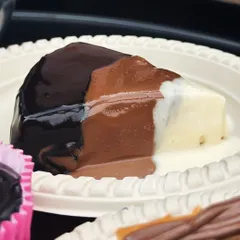 For the indecisive chocolate lover, our Triple Chocolate Cheesecake is the answer. This eggless pastry combines layers of dark, milk, and white chocolate for a truly decadent experience.