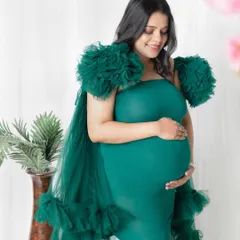 A side profile is perfect for beautifully highlighting the shape of your baby bump. This mom-to-be is glowing in our emerald green gown, a popular choice from my client wardrobe for its rich color.