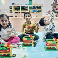 Look at these happy faces! This is the result of a great session where kids worked together to build their own simple machines. It's this kind of collaborative fun and shared achievement that makes my workshops so special.