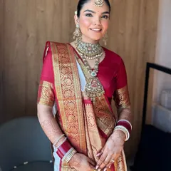 Absolutely loved creating this elegant look for my South Indian bride, Aishwarya. The focus was on clean, radiant skin and classic makeup that beautifully complemented her traditional silk saree and stunning temple jewelry.