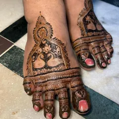 A stunning design for feet featuring a pair of swans inside an arched frame. This is a very popular and symbolic choice for bridal mehendi, representing love and grace.