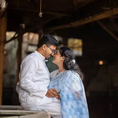 An intimate pre-wedding moment in a rustic setting. I look for unique frames that tell a story of closeness and affection.