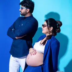 A fierce and modern maternity look. Using bold color-blocking and confident poses, we can create a high-fashion, editorial-style pregnancy portrait that is truly unique.