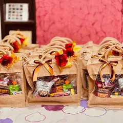 For destination weddings, I prepare these convenient and thoughtful wedding room hampers in bulk. These jute bags are filled with snacks and refreshments to welcome your guests and make their stay comfortable.
