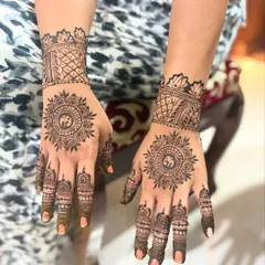 This classic mandala design features a small elephant motif at the center, a symbol of good luck. It's a beautiful and balanced choice for any celebration, from engagements to festivals.