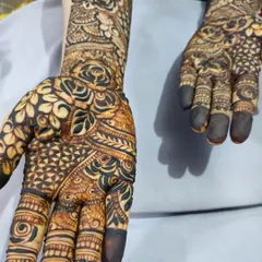 A close-up on the palm, where the rose motif is surrounded by detailed patterns. Every inch of my bridal designs is filled with art, ensuring your hands look perfect from every angle.