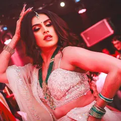 A close-up shot under the vibrant lights of the club. The makeup, featuring a bold eye and a perfectly defined lip, remains flawless and impactful, showcasing its longevity and performance.