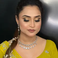 A close-up of the finished engagement makeup, showing a classic golden-brown smokey eye. This is a versatile and highly requested look you will master.
