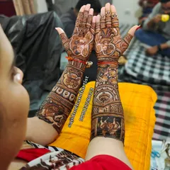 This design showcases various wedding elements. One arm features a doli scene with bearers, while the other depicts elephants, a symbol of royalty and good fortune in Indian weddings.