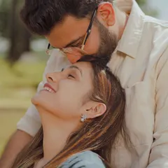 A tender forehead kiss filled with genuine emotion. We focus on capturing the quiet, heartfelt connections that speak volumes.