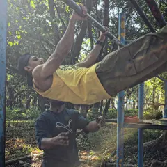 Mastering your own bodyweight is the foundation of true functional strength. This is an advanced calisthenics move, a front lever, which we build up to with progressive training during our outdoor sessions at Tavarekere Park.