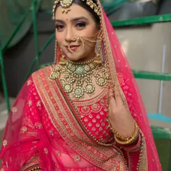 This bride is a vision in pink. She paired her bright pink lehenga with a stunning mint green meenakari and Kundan set, creating a beautiful and trendy contrast.