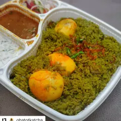 Here’s a closer look at my Thuppangadi Egg Biriyani, served in our convenient takeaway meal tray. The fragrant, green chili and pepper-spiced rice is paired with perfectly cooked eggs, along with my homemade salan and cooling raita.