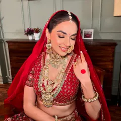 Radiating in red, this bride captures the essence of grace and classic allure. This look is for modern brides-to-be who want to stay true to their traditions with a timeless and elegant appearance.