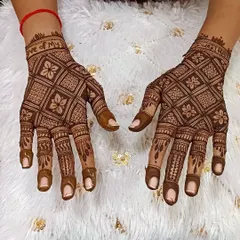 A classic jaal (net) pattern on the back of the hands, perfect for a sophisticated and elegant festive look. The design is detailed yet feels light and beautiful.