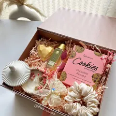 My best-selling pink-themed hamper is perfect for birthdays or just because. It's filled with color-coordinated goodies like cookies, a candle, and bath essentials.