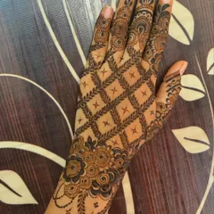 This design shows how well my henna works for modern, geometric patterns. The clean lines of this lattice design are created with a steady hand and a perfectly consistent paste.