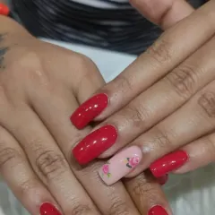 A beautiful combination of bold color and delicate art. This set features glossy red nails paired with a soft pink accent nail adorned with hand-painted pink roses.