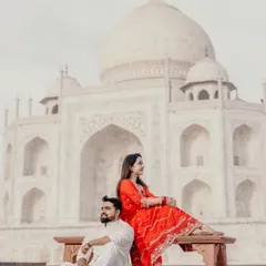 A timeless portrait in front of the Taj Mahal. We position couples to create iconic and romantic pre-wedding photos that celebrate their love at this monument of love.