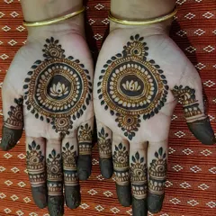 Symmetrical mandala designs are a timeless choice for any occasion. They are elegant, quick to apply, and always look channagide (so nice) on the palms.