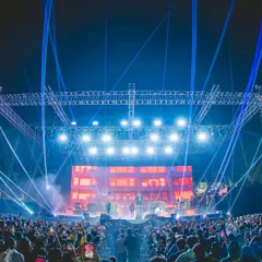 The view from the crowd at the Akon India Tour. Our stage designs ensure an incredible view from every angle, combining powerful lighting, crisp visuals, and a fan pit that brings the audience right to the heart of the action.