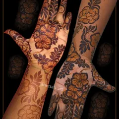A gorgeous hibiscus floral design with a rich, dark stain. This bold and beautiful pattern is perfect for someone who loves floral art and wants a standout mehendi look.