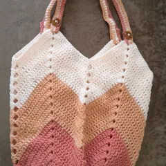 I designed this Chevron Tulip Bag to be both beautiful and practical. It’s a great project for learning the chevron stitch and construction techniques. We can make this together in my crochet bag workshop.