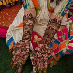This custom design tells a story through a series of panels, including cityscapes and personal symbols. It's a wonderful way to represent the couple's journey together in their bridal henna.